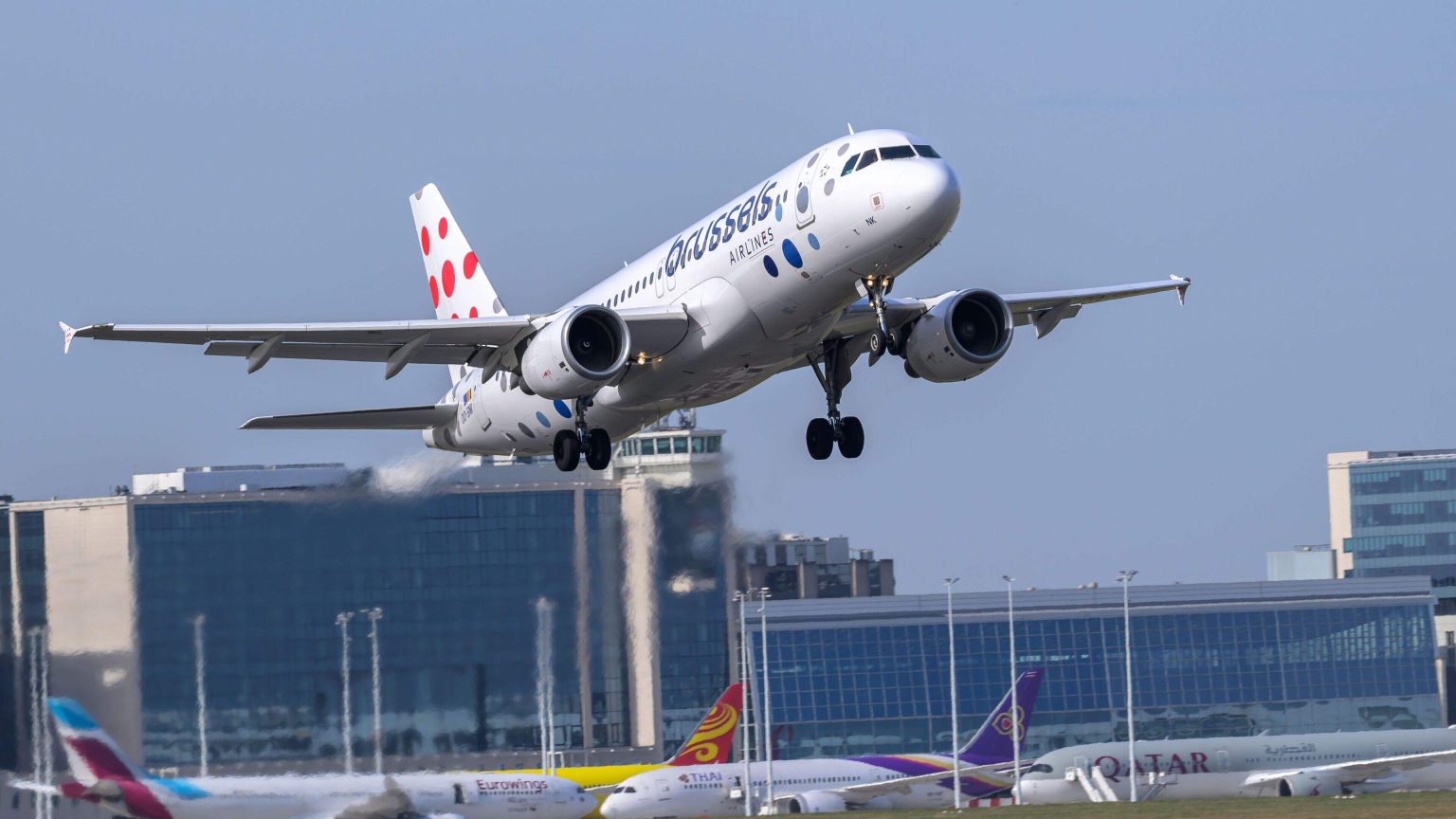 Holanda, De Telegraaf, Holandês  Energiecrisis vergroot druk op regionale luchthavens