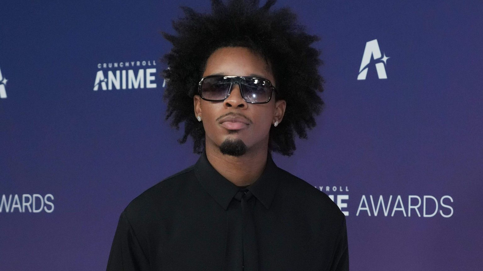 Holanda, De Telegraaf, Holandês  Zanger D4vd gearresteerd om dood meisje (14) in Tesla