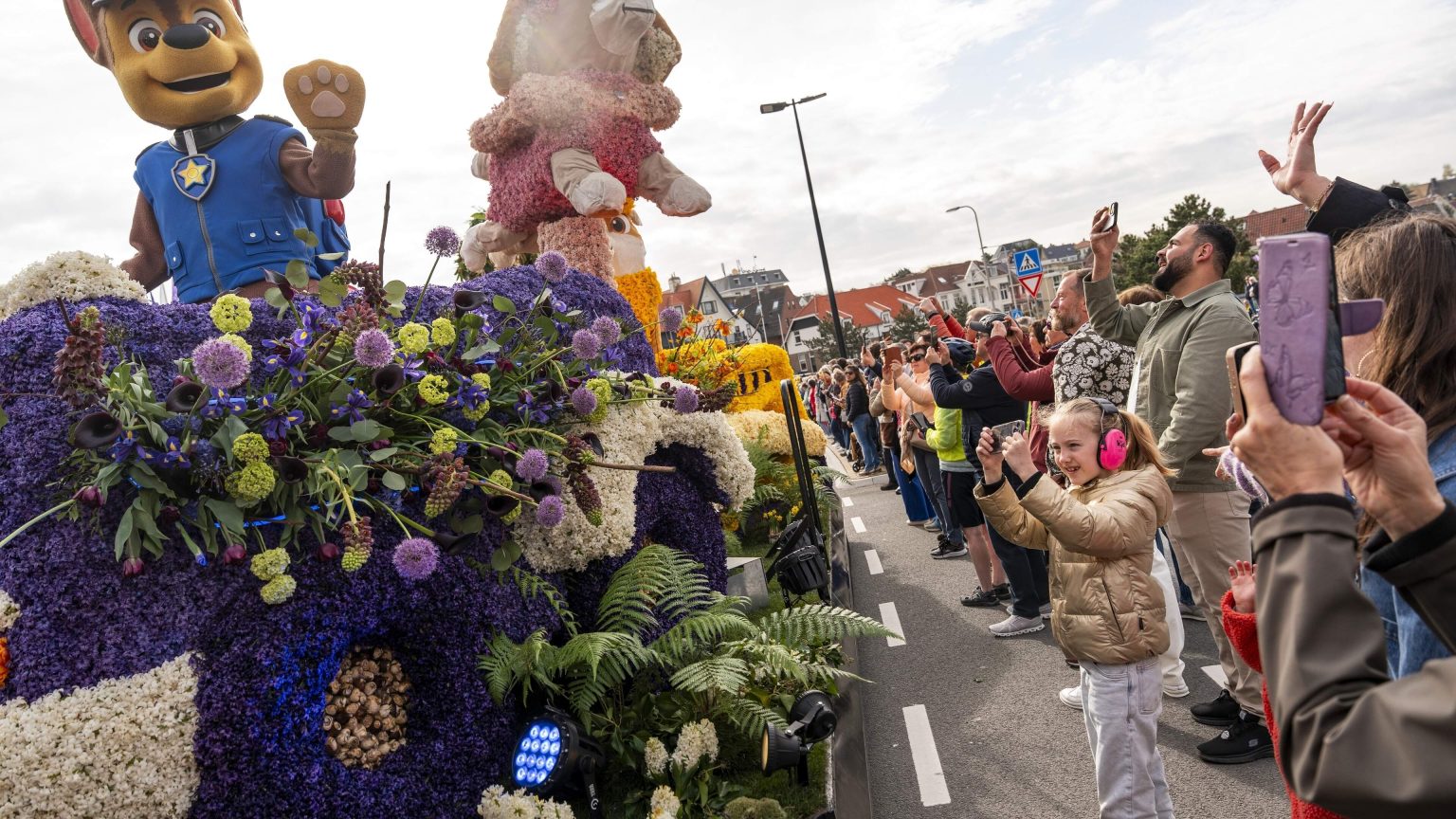 Holanda, De Telegraaf, Holandês  Miljoen kijkers langs de weg bij Bloemencorso Bollenstreek