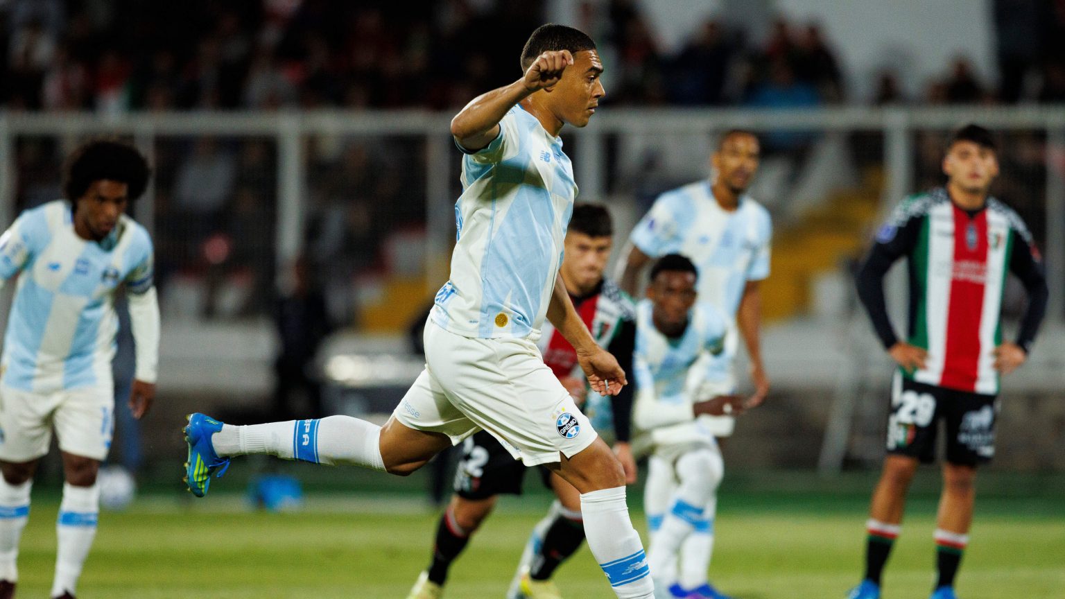 Holanda, De Telegraaf, Holandês  VIDEO Ongelofelijk, maar waar: voormalig PSV-spits Carlos Vinicius mist drie penalties (!) in zes minuten