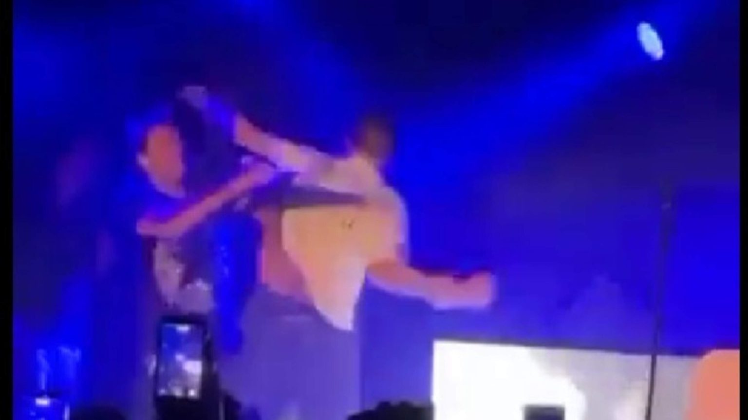 Holanda, De Telegraaf, Holandês  Gerard Joling tijdens optreden op de vuist met biergooier