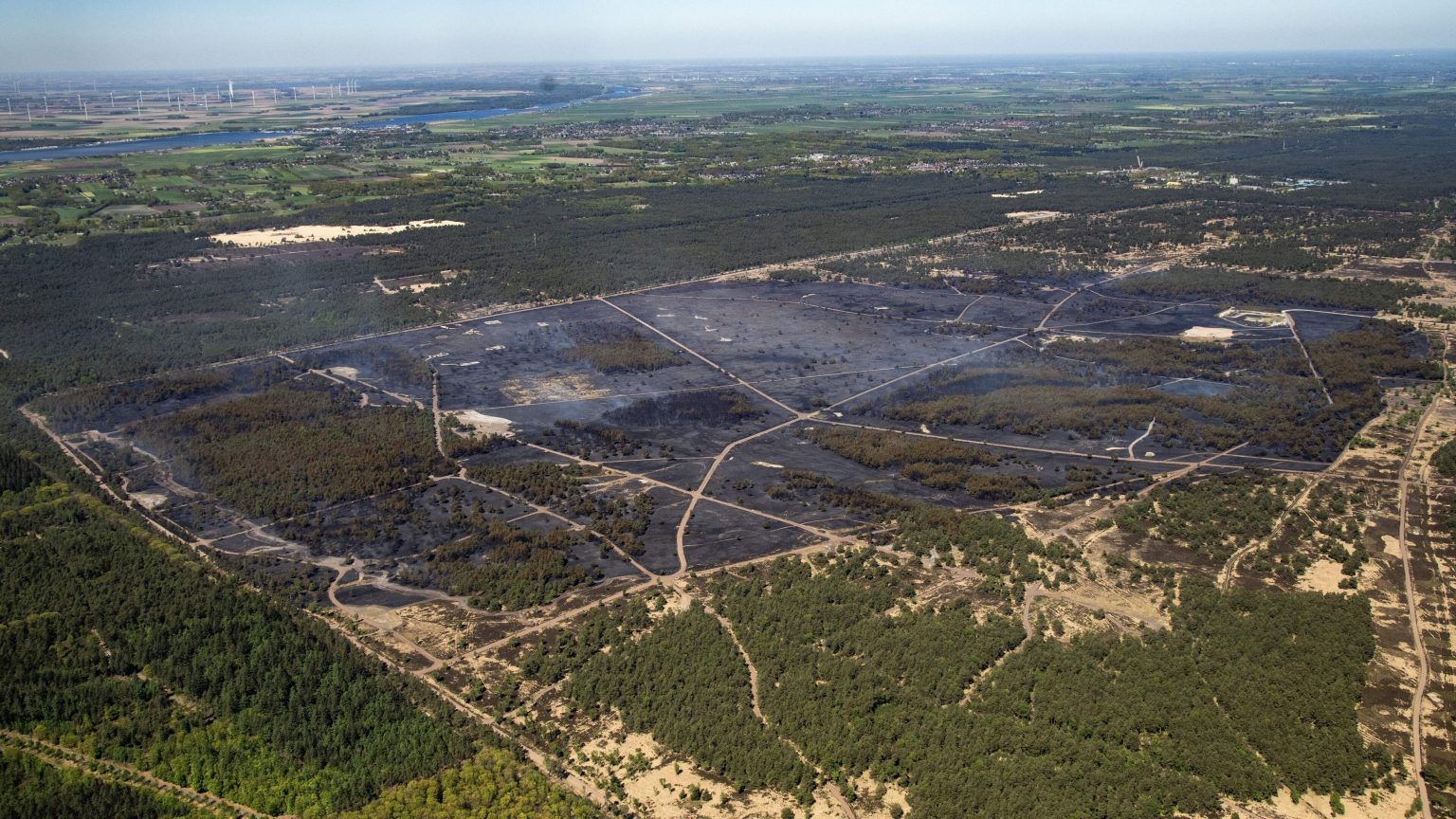 Holanda, De Telegraaf, Holandês  LIVE | Brandweer nog volop bezig met nablussen bij ’t Harde, Marechaussee onderzoekt ook brand militair oefenterrein Ederheide