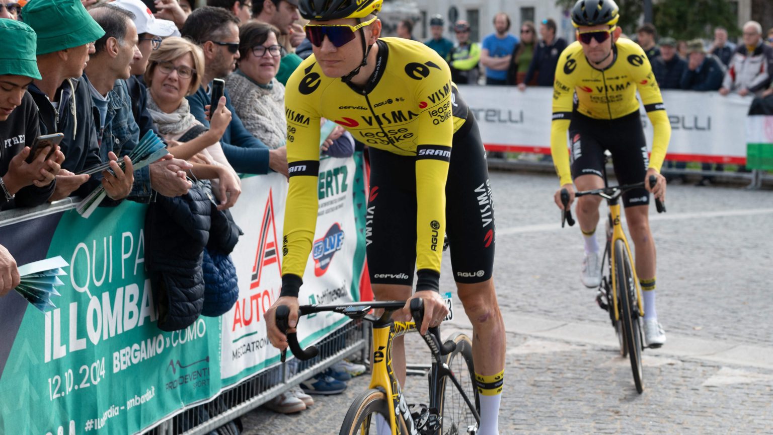 Holanda, De Telegraaf, Holandês  Klap voor Visma-Lease a Bike: Wilco Kelderman niet verder in de Giro als gevolg van grote valpartij in rit 2