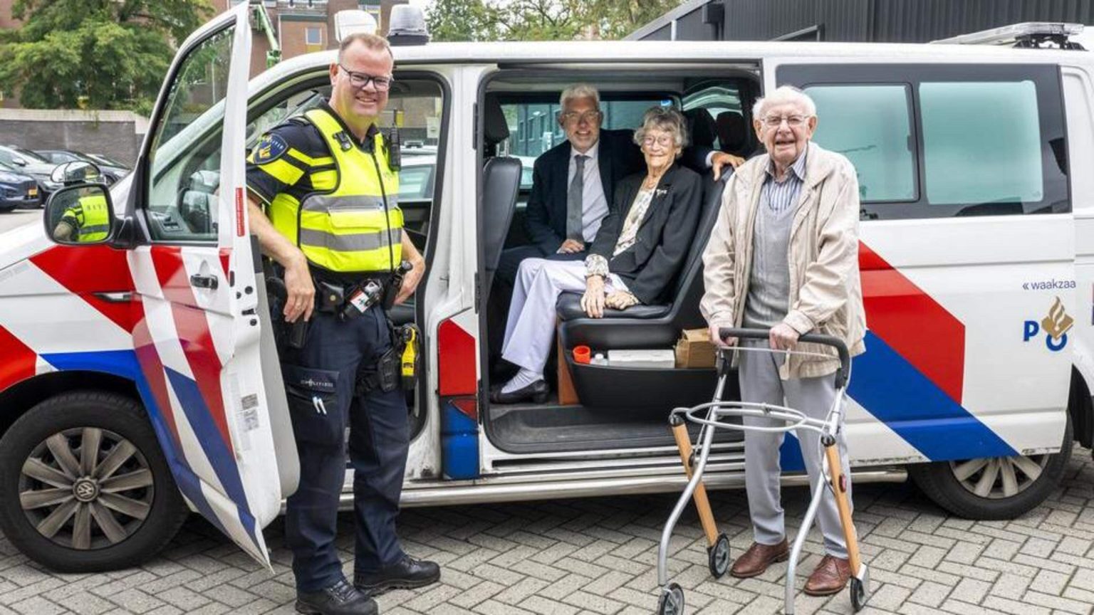 Holanda, De Telegraaf, Holandês  Vergeetachtige Jan (100) zoekt iedere dag zijn vrouw Janny (100) op: ’Blij dat ik er weer ben’