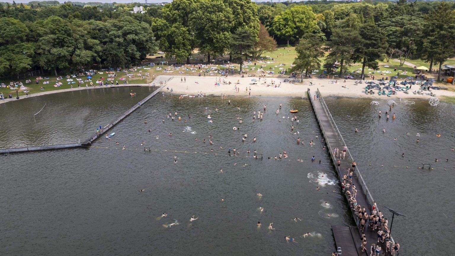 Holanda, De Telegraaf, Holandês  Man (35) overleden nadat hij in de problemen kwam tijdens zwemmen in recreatieplas