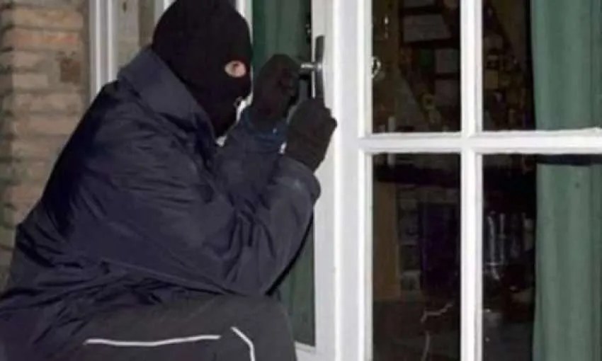 Albânia, 24 Ore, Albanês Hajnat hyjnë nga dritarja në një shtëpi në Prishtinë, vjedhin stoli ari e para – 24 ore