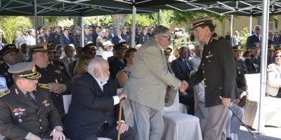 20150202-acto-asuncion-del-nuevo-comandante-jefe-del-ejercito-guido-manini-rios-eleuterio-fernandez-huidobro-presidente-jose-mujica-saluda-al-nuevo-comandante-foto-j-m-ramos.jpg