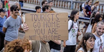 Demonstranten20dragen20borden20met20teksten20als20Toeristen20ga20naar20huis20jullie20zijn.jpeg