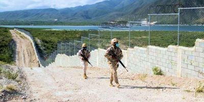 Dominican-soldiers-walking-along-border-wall-with-Haiti-1.jpg