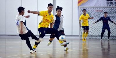 Futsal1-Antara-aksi-pemain-bagi-setiap-pasukan-berusaha-untuk-memberi-keselesaan-bagi-pasukan-masing-masing.jpeg