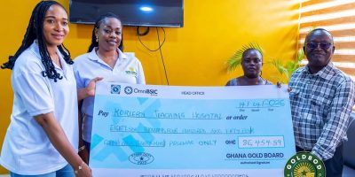 Goldbod-staff-presenting-the-cheque-to-the-Korle-Bu-officials.jpg