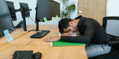 Health-risks-of-sitting-at-an-office-desk-for-long-periods-of-time.jpg