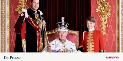 King-Charles-III-Prince-William-Prince-of-Wales-and-Prince-George-pose-on-the-day-of-the-coronation-at-Buckingham-Palace_168413749332341_v1_l.jpg