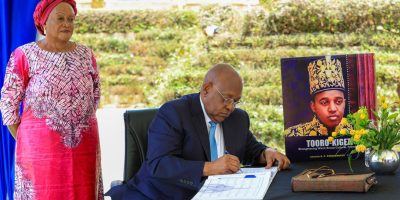 Mr.-Mbire-sign-a-condolence-book-at-the-late-Kings-Oyo-residence-in-Buziga-Kampala.jpeg