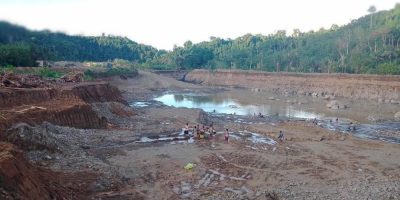 People-seen-looking-for-alluvial-gold-at-Pit-6-in-Turarana-Central-Guadalcanal.jpg