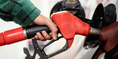 Pistol-de-alimentare-cu-benzina-intr-o-statie-de-carburanti-pe-fondul-cresterii-pretului-petrolului.jpeg