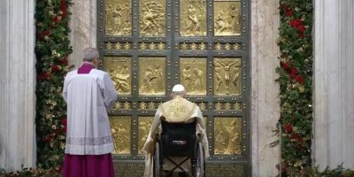 Pope-Francis-Opening-the-Holy-Door.jpg