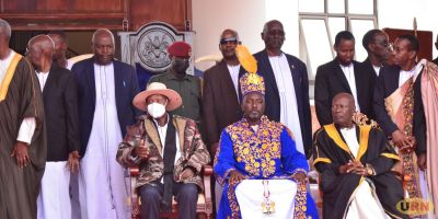 President-Museveni-poses-for-a-photo-moment-with-Omukama-Nyabongo-and-other-members-of-the-royal-cla.png