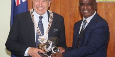 Prime-Minister-Manele-gifting-a-Solomon-Islands-traditional-artefact-to-the-visiting-New-Zealand-Deputy-Prime-Minister-and-Foreign-Minister-Winston-Peters.png