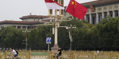 bendera-nasional-indonesia-dan-china-dikibarkan-bersama-di-dekat_220725223304-779.jpg