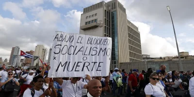 los-cubano-marcharon-frente-a-la-embajada-de-estados-unidos-en-la-habana-2.jpg.webp.webp