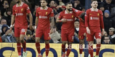 para-pemain-liverpool-merayakan-gol-mohamed-salah-tengah-ke_241223071846-480.jpg