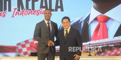 pelatih-baru-timnas-indonesia-patrick-kluivert-bersalaman-dengan-ketua_250112180818-941.jpeg