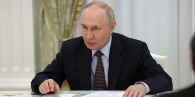 putin-la-masa-sta-jos-webp.webp.webp