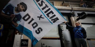 simpatizantes-de-diego-armando-maradona-frente-a-los-tribunales-de-san-isidro-en-buenos-aires.jpg