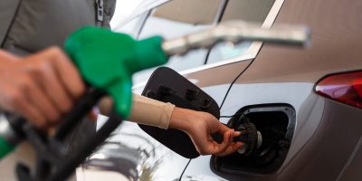 sofer-alimenteaza-masina-cu-motorina-la-statie-carburant.jpg
