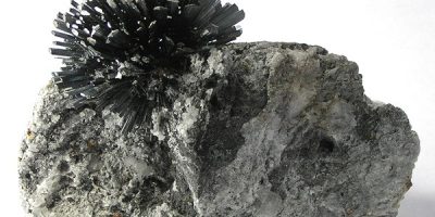 stibnite-antimon-minerali.jpg
