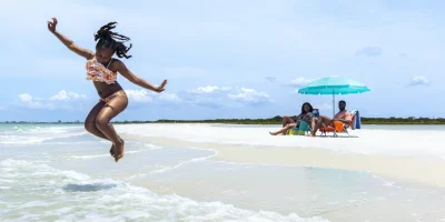 sursa-foto-visitstpeteclearwater-girl-jumping-fort-de-soto-std.jpg.webp.webp