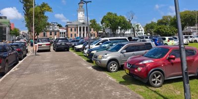 voertuigen-geparkeerd-op-Onafhankelijkheidsplein.jpg