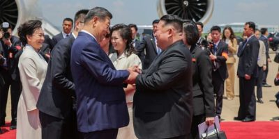 xi-jinping-kim-jong-un-pyongyang-airport-arrival.jpg
