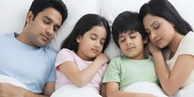 বাবা-মায়ের-সঙ্গে-সন্তানের-একই-বিছানায়-ঘুমানো.jpg